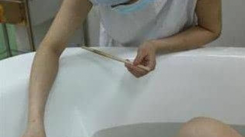 罕见的国内产妇水中分娩全过程实拍!胆小勿看!(组图)