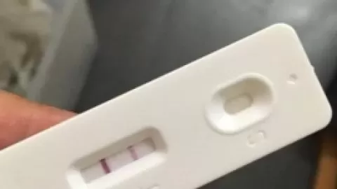 验孕棒一深一浅和两条杠都很深，有啥区别？可不单单是怀孕时间短