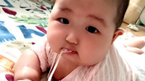 宝宝为什么总吐奶？提醒：别每次都只会竖抱拍嗝，当心有危险