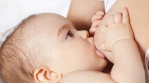 分娩后妈妈的初乳是“脏的”要扔掉！真的假的？