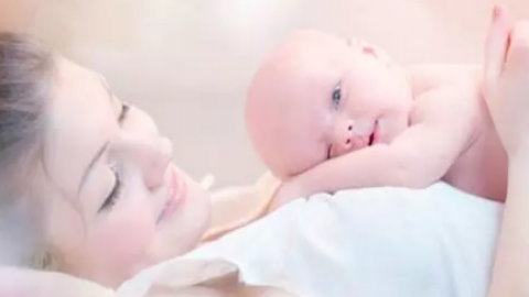 产后初乳能给孩子吃吗 产后初乳有毒不能喝吗