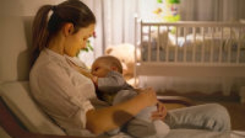 婴儿呛奶，你还在竖抱+拍背吗？别让无知害了孩子