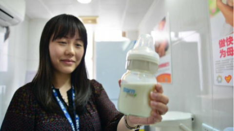 产后初乳少能给宝宝喝配方奶吗 给宝宝喝初乳的好处