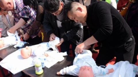 关爱新妈妈，向产后抑郁说“不”