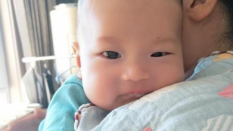 为何宝宝满月后要“挪窝”？不是被老人嫌弃，过来人：为了孩子好